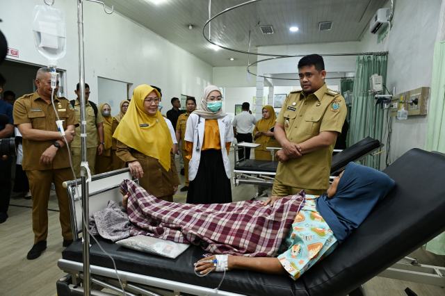 Gubernur Sumut Bobby Afif Nasution didampingi Kepala Dinas Kesehatan Pemprov Sumut Faisal Hasrimy disambut Dirut RS Haji Medan Sri Suriani Purnamawati beserta jajaran saat melakukan sidak di Rumah Sakit Haji Medan Jalan Rumah Sakit Haji, Deliserdang, Selasa (8/4/2025). Gubernur juga melakukan dialog kepada para pasien di RS Haji Medan. Foto/Diskominfo Sumut