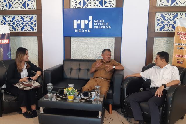20250414_150234_resize_93 Asisten Pemerintahan dan Kesejahteraan Rakyat, Basarin Yunus Tanjung mewakili Gubernur Sumut Bobby Afif Nasution pada Dialog Aspirasi Sumut bertema ‘Refleksi 77 Tahun Sumut dan Tantangan Menuju Indonesia Emas 2045’ yang diselenggarakan oleh Radio Republik Indonesia (RRI) Medan, Senin (14/4/2025). Foto/Diskominfo Sumut