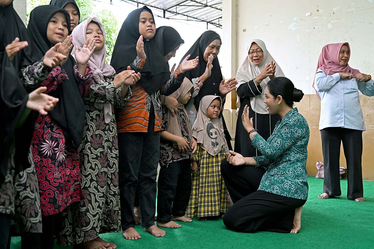 20250416_165204 Ketua TP PKK Sumut Kahiyang Ayu melakukan Kunjungan Sosial dalam rangka HUT ke-77 Provinsi Sumut di Panti Asuhan Ade Irma Suryani Nasution, Jalan Cik Ditiro, Medan, Rabu (16/4/2025). Selain memberikan bantuan sosial, Ketua TP PKK Sumut juga berdialog dan bermain dengan Anak-anak Panti tersebut. Foto/Diskominfo Sumut