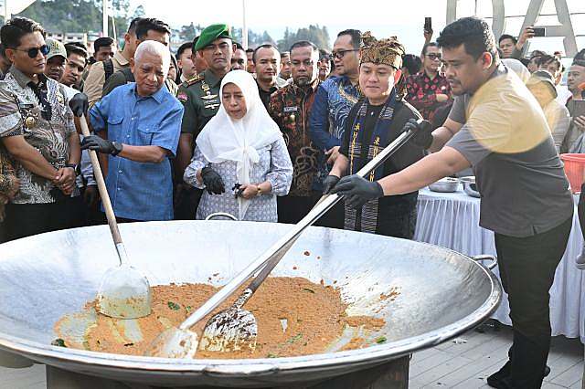 20250417_203703_resize_8 Gubernur Sumatera Utara (Sumut) Bobby Nasution didampingi Wakil Gubernur Sumut Surya memasak bersama YouTuber Bobon Santoso di Pantai Bebas Parapat, Simalungun, Kamis (17/4/2025). Acara bertajuk "Mangan Baggal" yang berarti makan besar tersebut dihadiri 1000-an orang masyarakat, dengan menu masakan Ayam Rica Andaliman. Foto/ Diskominfo Sumut