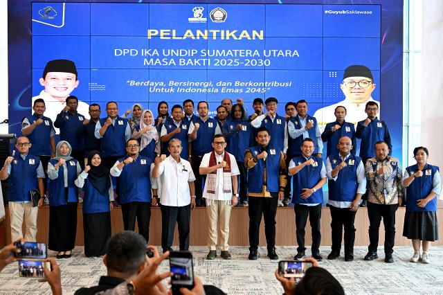 Gubernur Sumut Muhammad Bobby Afif Nasution menghadiri acara pelantikan DPD Ikatan Alumni (IKA) Universitas Diponegoro (UNDIP) Sumut masa bakti 2025-2030 di Hall Bank BRI Kanwil Medan Jalan Puteri Hijau Medan, Sabtu (26/4/2025). Foto/Diskominfo Sumut