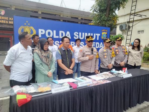 Kapolrestabes Medan Kombes Pol Gidion Arif Setyawan memaparkan keberhasilan anggota mengungkap kasus penganiayaan balita hingga tewas di Mapolrestabes Jalan HM Joni Medan, Sabtu (29/3/2025) siang.