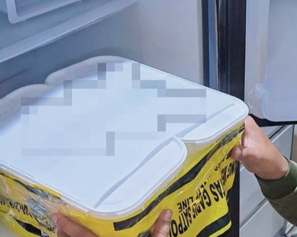 Petugas kepolisian mengamankan barang bukti Es krim diduga mengandung alkohol. Foto/detik