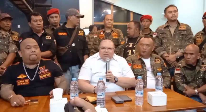 Juru Bicara Ketua Umum GRIB Jaya H Hercules Rizario Marshal sekaligus Kabid Komunikasi Publik/Humas DPP GRIB Jaya, Dr Razman Arif Nasution, bersama Ketua GRIB Jaya Sumut Syamsul Tarigan dan pengurus lainnya.
