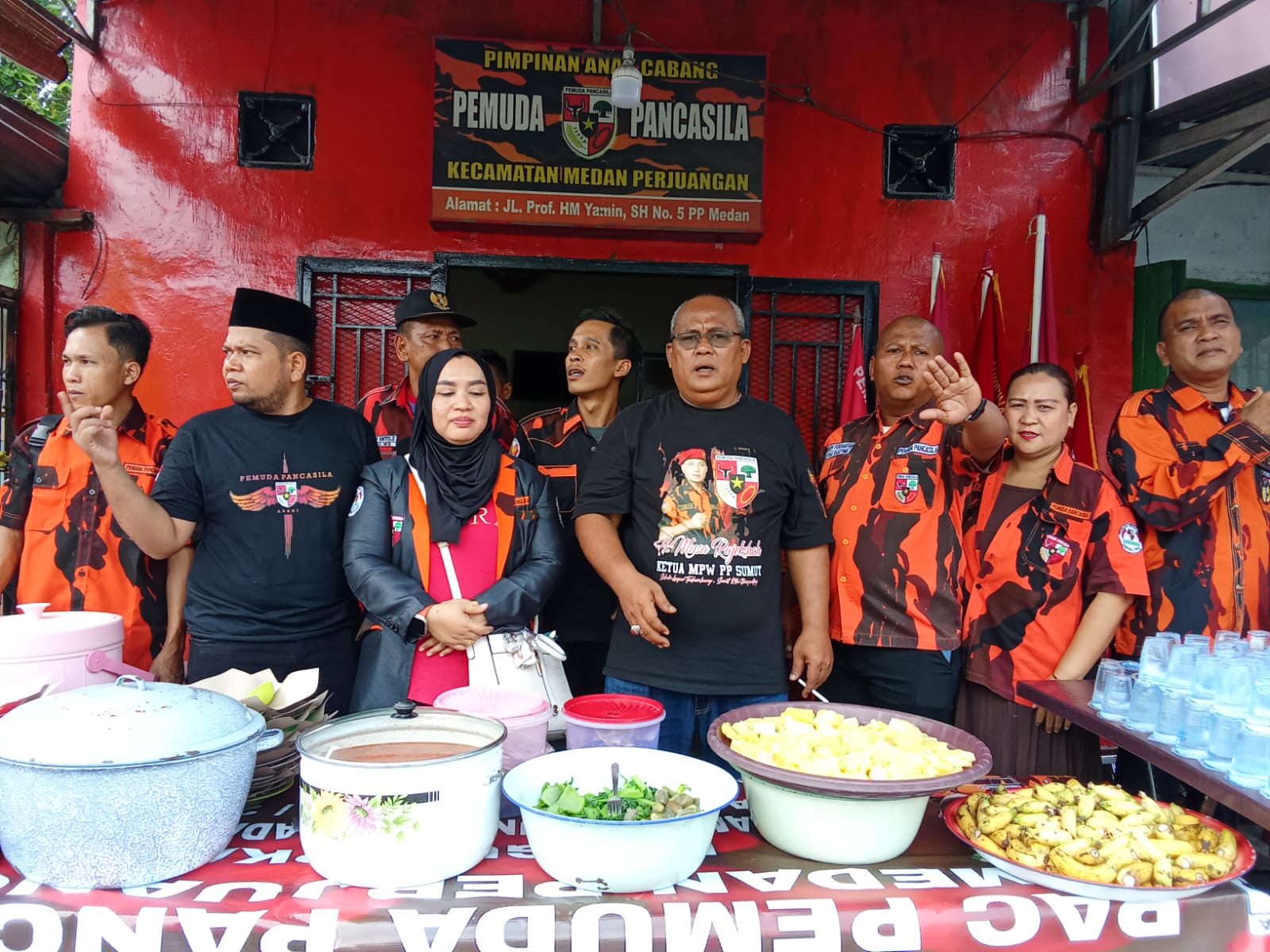 WhatsApp Image 2025-04-25 at 19.35.26_a1881151 Ketua Pengurus Anak Cabang (PAC) Pemuda Pancasila (PP) Nafaro Affandi Lubis. SH (Kaus Hitam) Membuka Acara Makan Bergizi Gratis (MBG) Di Kantor PAC PP Medan Perjuangan Jln Muhammad Yamin Medan.