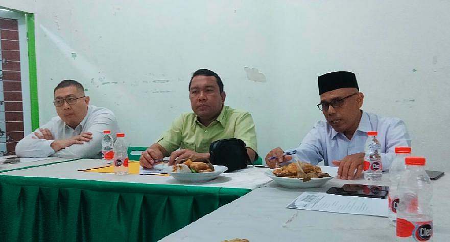Ketua Panitia Pelantikan dan Rakerwil PW Al Washliyah Sumut Dedi Iskandar SE didampingi Sekretaris H Azrai SAg MA dan Bendahara Dr H Palacheta Subias Subianto BA, MSc pada rapat finalisasi persiapan pelantikan sekaligus Rakerwil.