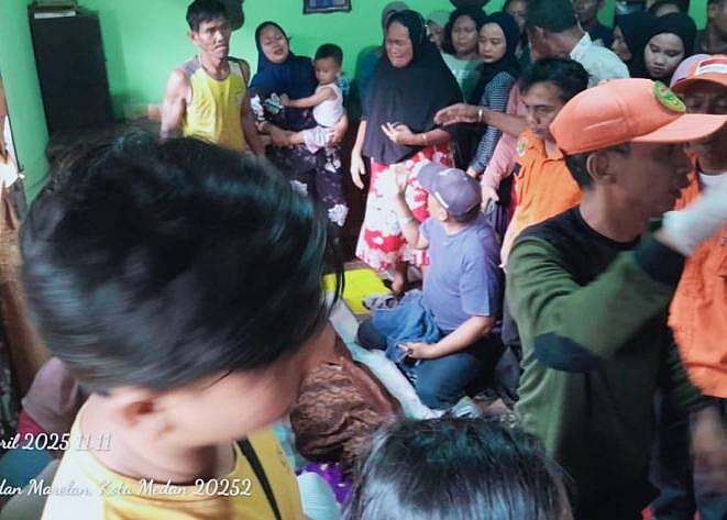 Suasana rumah duka bocah 12 tahun korban hanyut di Sungai Deli, Minggu (20/4/2025).