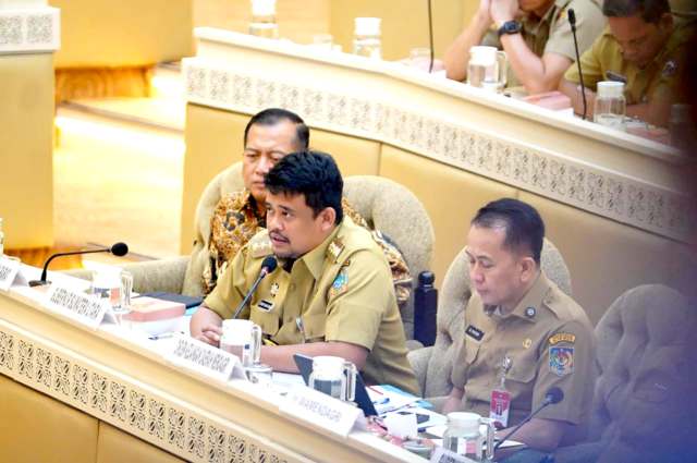 Gubernur Sumut Bobby Nasution mengikuti Rapat Dengar Pendapat (RDP) bersama Komisi II Dewan Perwakilan Rakyat Republik Indonesia (DPR RI), Kementerian Dalam Negeri (Kemendagri) beserta 12 Gubernur dari berbagai provinsi di Indonesia, di Ruang Rapat Komisi II DPR RI, Jakarta, Selasa (29/4/2025). Foto/Diskominfo Sumut