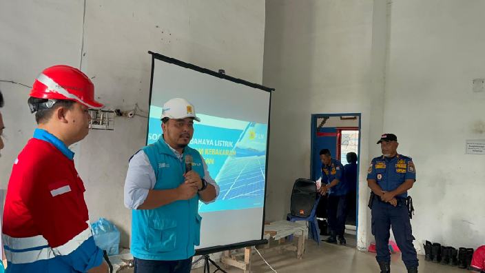 Manager PLN ULP Tanjung Balai, Harry Marbun (tengah) menyampaikan pentingnya sosialisasi keselamatan ketenagalistrikan untuk dapar berkoordinasi lintas sektor dalam menciptakan sistem tanggap darurat yang andal dan aman bagi para petugas penyelamat di lapangan.