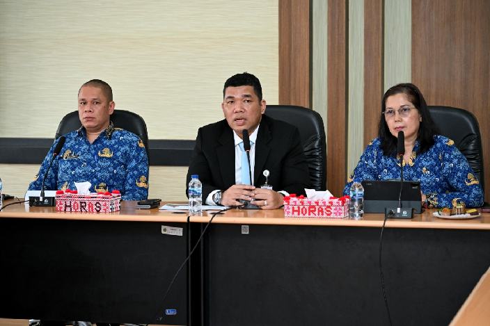 20250602_195108_resize_22 Plt Kepala Dinas Kebudayaan, Pariwisata dan Ekonomi Kreatif (Disbudparekraf) Sumut Dikky Anugerah memimpin Rapat Finalisasi Kegiatan Sosialisasi dan Edukasi Toba Caldera UNESCO Global Geopark, Persiapan Kegiatan Gerakan Hijaukan Danau Toba di Aula Kantor Disbudparekraf Sumut, Jalan Rumah Sakit Haji, No. 10A, Deliserdang, Senin (2/6/2025). Foto/Diskominfo Sumut