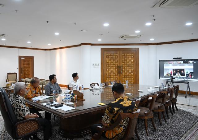 Wakil Gubernur Sumut Surya mengikuti zoom meeting dengan Wakil Menteri Pertanian Republik Indonesia Sudaryono pada Rapat Koordinasi (Rakor) Monitoring dan Percepatan Optimasi Lahan dan Cetak Sawah dalam Mendukung Swasembada Pangan di Ruang Kerja Wakil Gubernur Lantai 9 Kantor Gubernur Sumut Jalan Diponegoro Nomor 30 Medan, Jumat (20/6/2025). Foto/Diskominfo Sumut