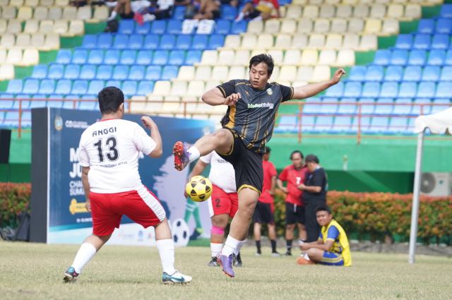 Salah satu pemain MSJC (kanan) mencoba melewati pemain Tim Wartawan Polrestabes Medan.