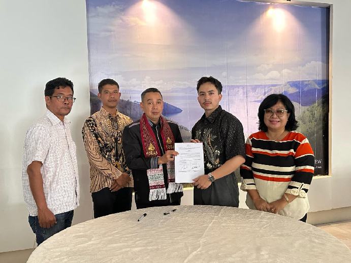 GM Toba Caldera Geopark Dr Azizul Kholis dan SADA Solu dibawah pimpinan Kai Ingot Damai Siallagan menandatangani MoU berbagai kegiatan edukasi rangkaian Festival Marsirippa Toba Caldera.
