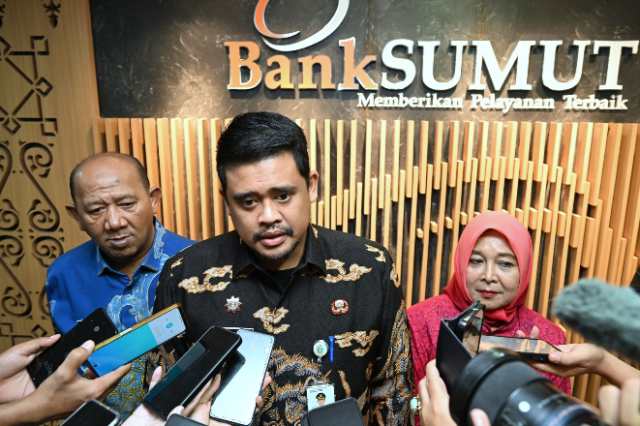 Screenshot_20250609_184720 Gubernur Sumut, Bobby Nasution saat sesi wawancara usai Rapat Umum Pemegang Saham (RUPS) Luar Biasa PT. Bank Sumut di Ruang Rapat lantai 3 Kantor Pusat Bank Sumut, Jalan Imam Bonjol, Medan, Selasa (3/6/2025).