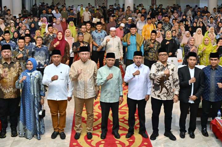 Wakil Gubernur Sumut, Surya resmi menutup Seleksi Tilawatil Qur'an dan Hadits (STQH) XIX Tingkat Provinsi Sumut yang diselenggarakan di Aula Raja Inal Siregar, lantai 2 Kantor Gubernur Sumut, Jalan Diponegoro No. 30, Medan, Senin Malam (16/6/2025).
