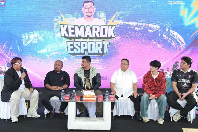 Gubernur Sumatera Utara (Sumut) Bobby Afif Nasution, main bareng Game Esport bersama sejumlah Pro Player Game Esport di Lapangan H Adamalik Kota Siantar, Minggu, 15 Juni 2025.
