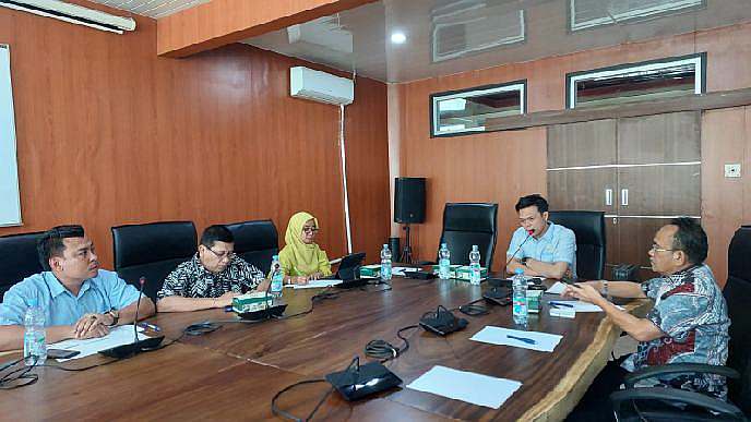 David Roni Ganda Sinaga saat memimpin RDP di ruang komisi 3 DPRD Medan, Selasa (10/6/2025).