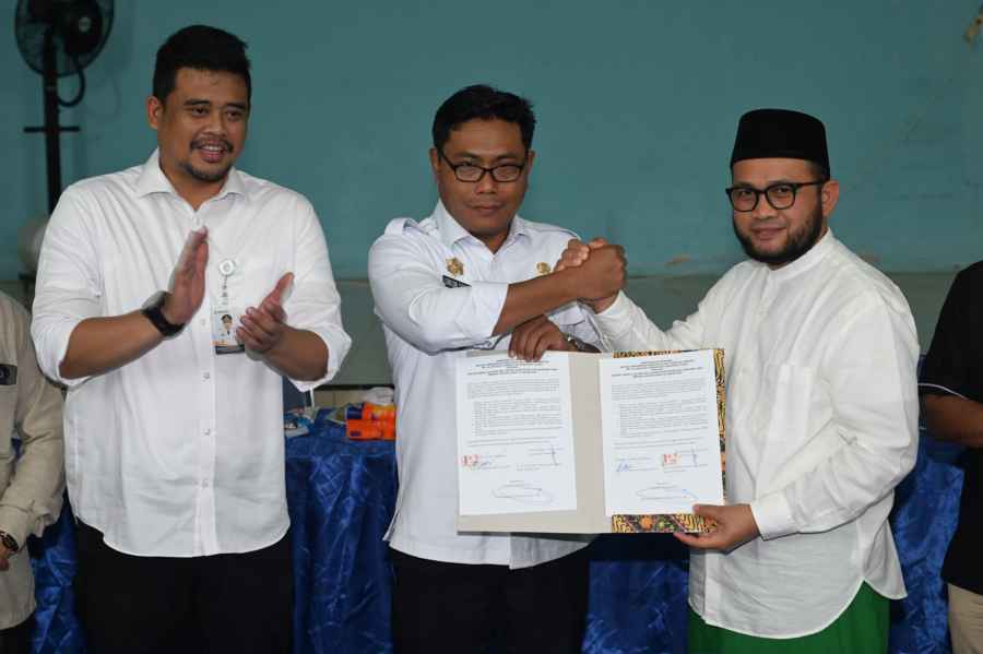 Gubernur Sumatera Utara (Sumut) Muhammad Bobby Afif Nasution bersama Wakil Bupati Deliserdang Lomlom Suwondo, Ketua PW Al-Washliyah Sumut Dedi Iskandar Batubara, unsur Forkopimda Deliserdang, serta para OPD Pemprov Sumut dan Deliserdang, sat melakukan mediasi antara Pemerintah Kabupaten (Pemkab) Deliserdang dengan Al-Washliyah, terkait penggunaan gedung sekolah/madrasah di Kantor Kepala Desa Petumbukan Kecamatan Galang, Kabupaten Deli Serdang, Rabu (16/7/2025).