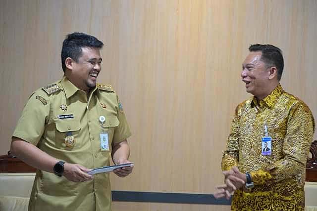 Gubernur Sumatera Utara (Sumut) Muhammad Bobby Afif Nasution menerima kunjungan Kepala Perwakilan Bank Indonesia (BI) Wilayah Sumut Rudy Brando Hutabarat di Ruang Kerjanya, Kantor Gubernur Sumut, Jalan Pangeran Diponegoro Nomor 30 Medan, Selasa (15/7).