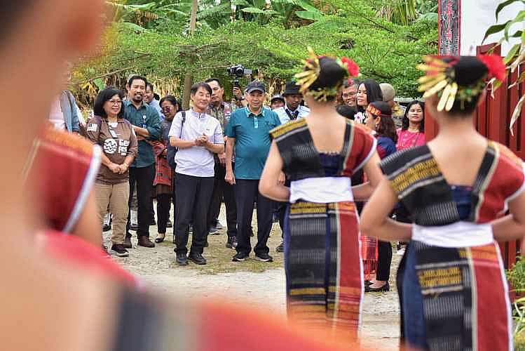 Asesor United Nations Educational, Scientific and Cultural Organization (UNESCO) Soo Jae Lee meninjau sejumlah Geosite di Kawasan Danau Toba. Hal tersebut dilaksanakan dalam rangka pra revalidasi UNESCO guna kesiapan menghadapi revalidasi yang akan dilaksanakan pada 21-25 Juli 2025. Soo Jae Lee bersama rombongan meninjau sejumlah geosite. Kunjungan hari ketiga dimulai dari SMK N 1 Simanindo, Kampung Ulos Huta Raja, Pusat Informasi geopark di Sigulatti Kabupaten Samosir, hingga air terjun Sipiso-Piso Kabupaten Karo, Minggu (13/7/2025).