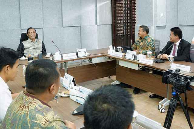 Sekdaprov Sumut, Togap Simangunsong mengikuti Rapat Penataan Kawasan Danau Toba yang dipimpin oleh Ketua Dewan Ekonomi Nasional, Luhut Binsar Panjaitan di Ruang Rapat Kampus Institut Teknologi Del, Laguboti, Kabupaten Toba, Sabtu (12/7/2025).