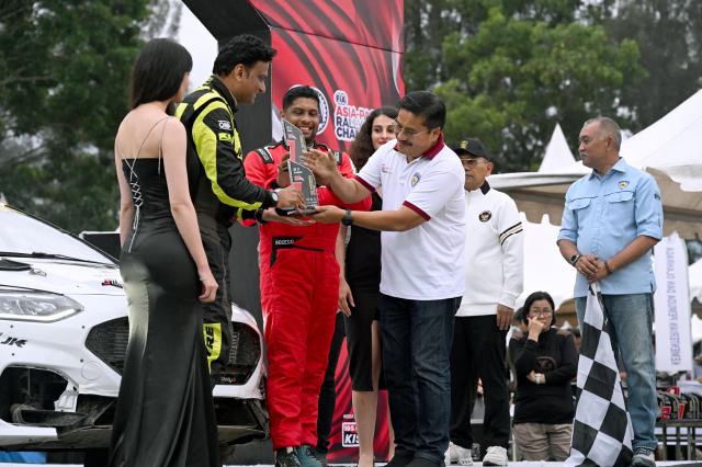 Sekretaris Daerah Provinsi Sumut, Togap Simangunsong menutup Kejuaraan Sumatera Utara Rally Federation Internationale de I'Automobile Asia Pasific Rally Championship (FIA APRC) Asia Cup 3rd Round dan Ikatan Motor Indonesia (IMI) National Rally Championship 3rd Round yang diselenggarakan di Lapangan PTPN IV Nagori Sarimatin, Kecamatan Pamatang Sidamanik, Kabupaten Simalungun, Minggu (11/8/2025). Foto/Diskominfo Sumut