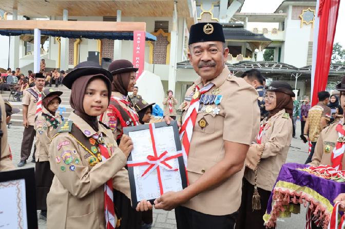 Bupati Madina H Saipullah Nasution memberikan penghargaan.