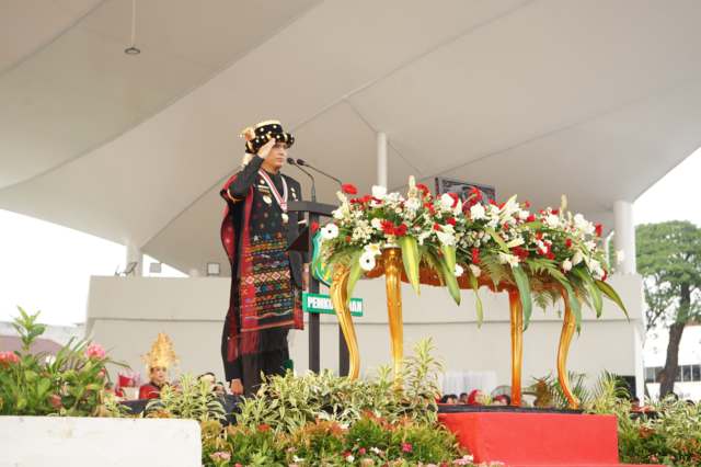 Wali Kota Medan Rico Tri Putra Bayu Waas memimpin upacara kemerdekaan dengan memakai busana adat Mandailing, Minggu (17/8/2025).