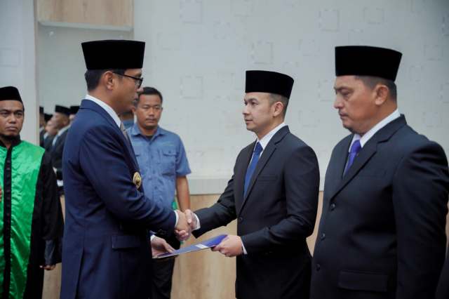 Wali Kota Medan Rico Waas menyerahkan SK pengangkatan kepada M Agha Novrian sebagai Kepala Bapenda Kota Medan, pada Pejabat Pimpinan Tinggi Pratama di lingkungan Pemko Medan, Kamis (21/8/2025).