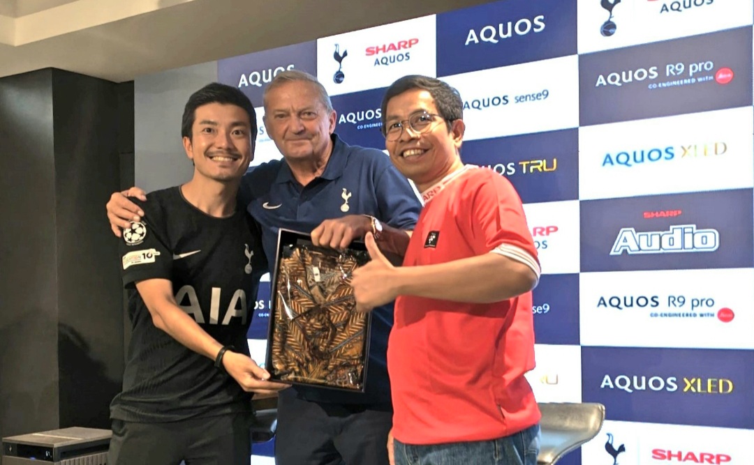 Garry Mabutt pemain legend dari klub Spur menerima kejutan ulang tahun oleh tim Sharp saat nobar di Jakarta