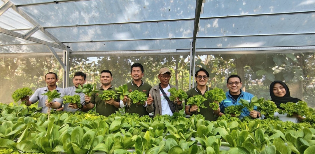 Shinji Teraoka, Presiden Direktur, PT Sharp Electronics Indonesia bersama perwakilan benihbaik, pelatih program Sharp Hydro Heroes berfoto bersama saat proses panen.