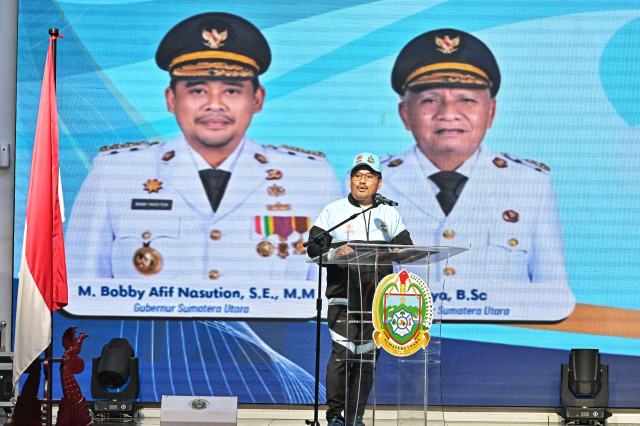 Sekretaris Daerah Provinsi (Sekdaprov) Sumatera Utara (Sumut) Togap Simangunsong di dampingi Kadispora Sumut Mahfullah Pratama Daulay, Ketua KONI Sumut Hatunggal Siregar, serta sejumlah Forkopimda, melepas kontingen Sumut pada Pekan Olahraga Nasional (PON) bela diri 2025 di Kudus, tahun 2025, di Aula Raja Inal Siregar, Kantor Gubernur Sumut, Rabu (8/10/2025). Foto/Diskominfo Sumut