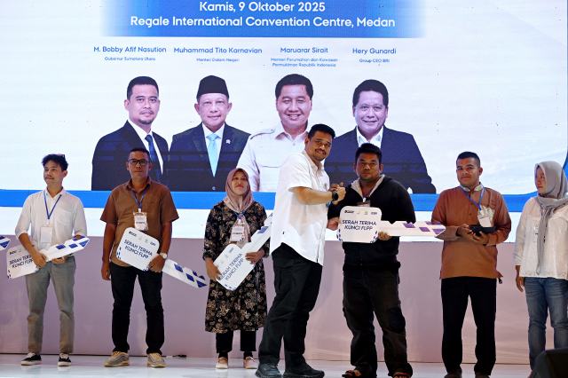 Gubernur Sumut Bobby Nasution secara simbolis menyerahkan kunci rumah subsidi.