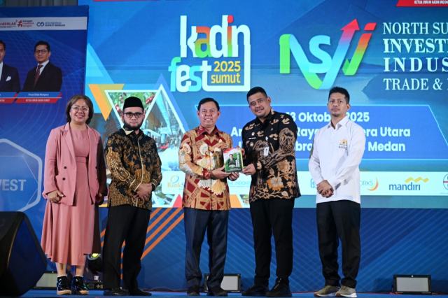 Gubernur Sumatera Utara Muhammad Bobby Afif Nasution bersama Ketua DPD RI Sultan Bachtiar Najamudin, Ketua Umum Kamar Dagang Indonesia (Kadin) Anindya Bakrie, Anggota DPD RI asal Sumut Dedi Iskandar Batubara serta Ketua Kadin Sumut Firsal Dida Mutyara, pada pembukaan Kadin Fest 2025 Sumut dengan tajuk "North Sumatera Investmen Industry Trade & Halal Expo", di Gedung Serbaguna Pekan Raya Sumatera Utara (PRSU) Tapiandaya, Jalan Gatot Subroto Medan, Senin (13/10/2025). Diskominfo Sumut / Fahmi Aulia