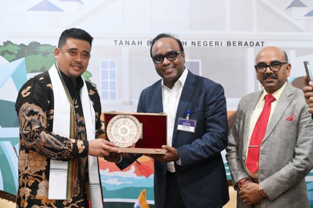 Gubernur Sumatera Utara Muhammad Bobby Afif Nasution didampingi Ketua Kamar Dagang & Industri (KADIN) Sumut Firsal Dida Mutyara beserta sejumlah OPD menerima kunjungan Konsul Jenderal India di Medan Ravi Shanker Goel bersama Confederation Of India Industry (CII) di Paviliun Serdangbedagai Pekan Raya Sumatera Utara (PRSU) Tapiandaya, Jalan Gatot Subroto Medan, Senin (13/10/2025). Foto/Diskominfo Sumut