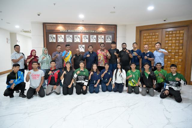 Sekretaris Daerah Provinsi Sumatera Utara (Sumut) Togap Simangunsong menerima audiensi Pengurus, Pelatih dan atlit Persatuan Tinju Amatir Indonesia (Pertina) Pengprov Sumut di Ruang Kerja Lantai 9 Kantor Gubernur Sumut Jalan Diponegoro Kota Medan, Kamis (23/10/2025).