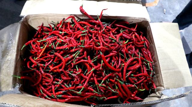 Kedatangan tahap pertama cabai merah dari Pulau Jawa, di Pasar Lau Cih, Medan, baru-baru ini. Foto/Diskominfo Sumut