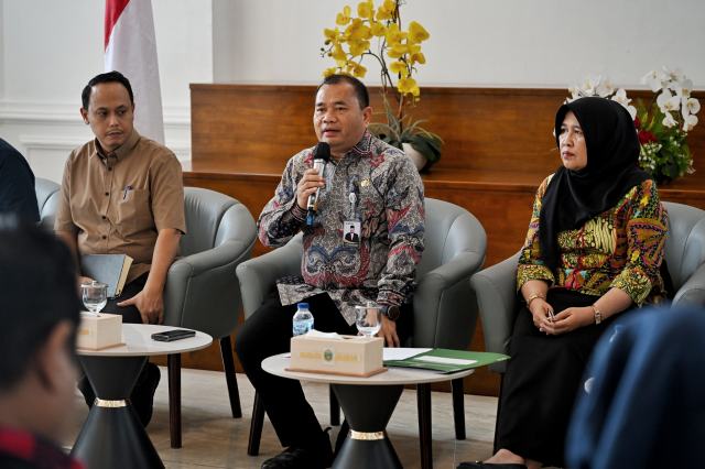Pemerintah Provinsi Sumatera Utara (Sumut) melalui Badan Keuangan dan Aset Daerah (BKAD) Provinsi Sumut melakukan Konferensi Pers terkait "Dinamika Pengelolaan Keuangan Daerah". Kegiatan difasilitasi Dinas Kominfo Sumut ini berlangsung di Lobby Dekranasda Lantai 1 Kantor Gubernur Sumut Jalan Diponengoro Nomor 30 Medan, Jumat (24/10/2025).