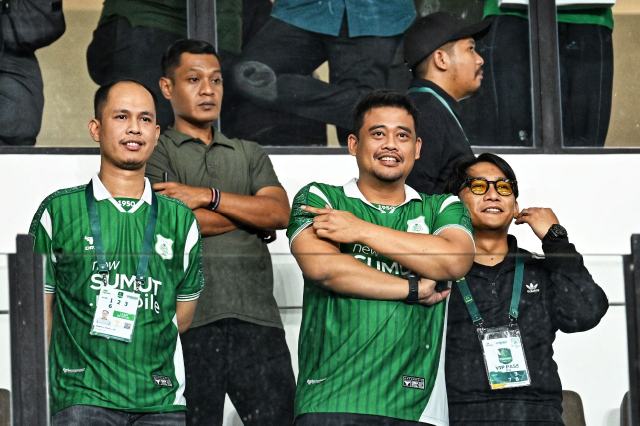 Gubernur Sumatera Utara (Sumut) Muhammad Bobby Afif Nasution menonton secara langsung pertandingan sepakbola antara PSMS Medan versus Persiraja Banda Aceh, di Stadion Utama Sumatera Utara, Desa Sena Kabupaten Deliserdang, Sabtu (25/10/2025). PSMS Medan unggul atas Persiraja Banda Aceh dengan skor 1-0. Foto/Diskominfo Sumut