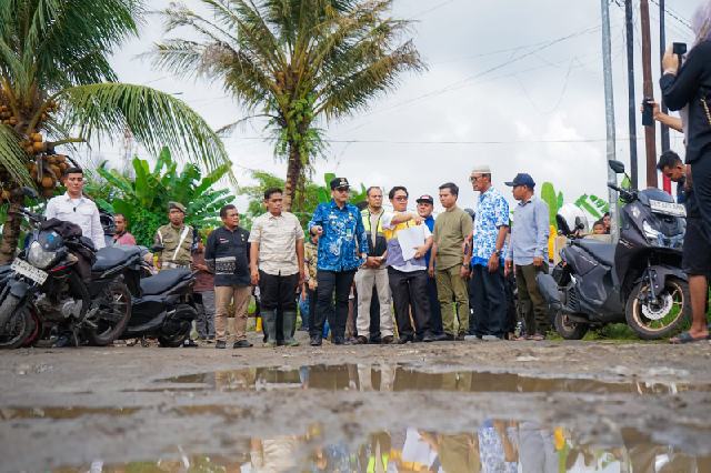 Wali Kota Medan Rico Tri Putra Bayu Waas saat meninjau ke tiga ruas jalan yang akan diperbaiki, Jumat (3/10/2025).