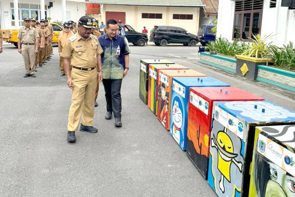 Direktur Bisnis & Syariah Bank Sumut, Syafrizalsyah bersama Wali Kota Binjai, Amir Hamzah melakukan pemeriksaan terhadap kotak sampah mural yang disalurkan sebagai bagian dari realisasi CSR Bank Sumut Tahun 2025.