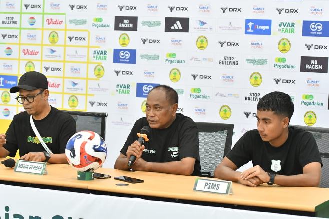 Pelatih Kepala PSMS Medan, Kas Hartadi didampingi Ichlasul Qodri saat jumpa pers dengan media, Jumat (10/10/2025).