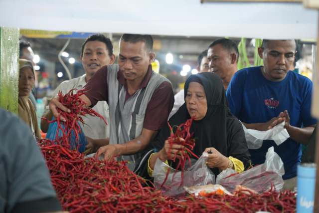 Distribusi cabai merah di Pasar Tradisional Petisah, Medan, Sabtu (25/10/2025).