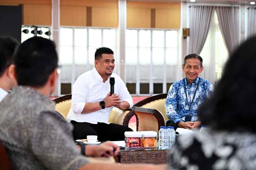 Gubernur Sumatera Utara (Sumut) Muhammad Bobby Afif Nasution menerima kunjungan Kepala OJK Sumut Khoirul Muttaqien di Aula Tengku Rizal Nurdin, Jalan Sudirman Nomor 41, Medan, Kamis (20/11/2025).