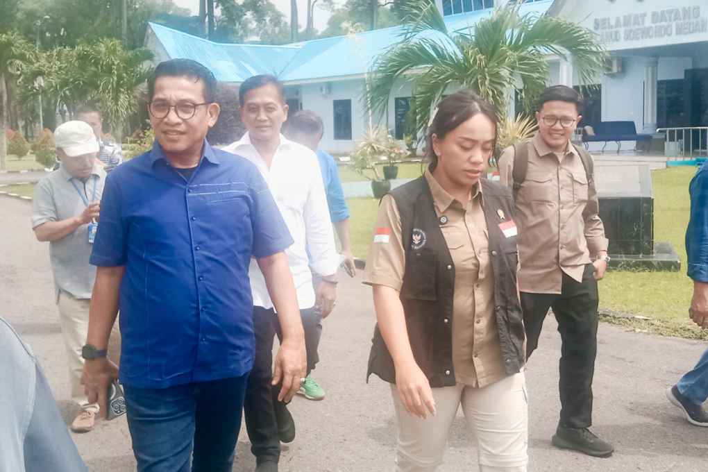 Kader PAN Medan yang juga Anggota DPRD Kota Medan, Edwin Sugesti Nasution, saat mendampingi Utusan Presiden Bidang Pariwisata, Zita Anjani, di Bandara Lanud Soewondo Medan, Selasa (2 Desember 2025).