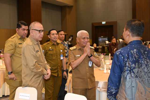 Wakil Gubernur Sumatera Utara (Sumut) Surya didampingi Kepala Badan Perencanaan Pembangunan Penelitian dan Pengembangan (Bappelitbang) Sumut Dikky Anugerah Panjaitan dan Asisten Perekonomian dan Pembangunan Effendy Pohan, menghadiri dan membuka acara Big Conference 2025 dengan tagline Mendorong Pertumbuhan Ekonomi dan Menciptakan Lapangan Kerja Baru di tengah Musibah Bencana Alam Melanda, di Ballroom Santika Dyandra Hotel Jalan Kapten Maulana Lubis, Medan, Senin (8/12/2025).