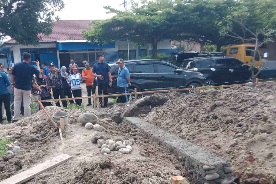 Tampak Bupati Deli-Serdang, dr Asri Ludin Tambunan, saat kunjungan kerja ke lokasi Pembangunan Alun Alun yang terdapat di Kecamatan Batang Kuis, Rabu, 21 Januari 2026.