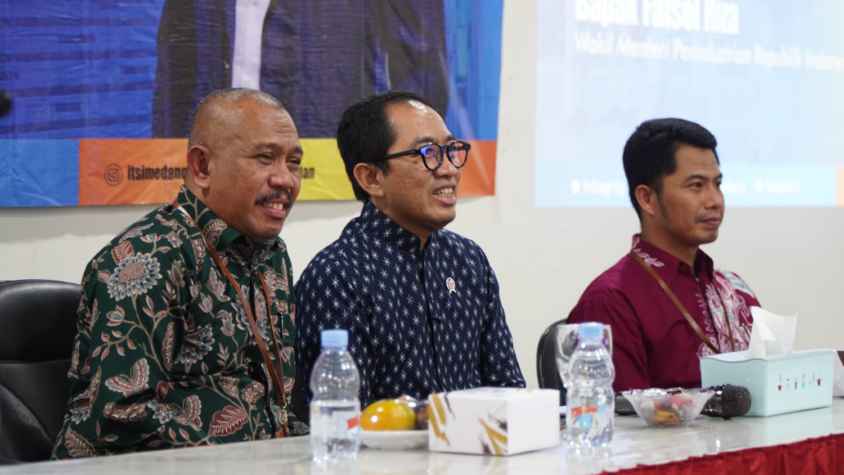 Rektor ITSI Purjianto mendampingi Wamen Perindustrian RI Faisol Riza.