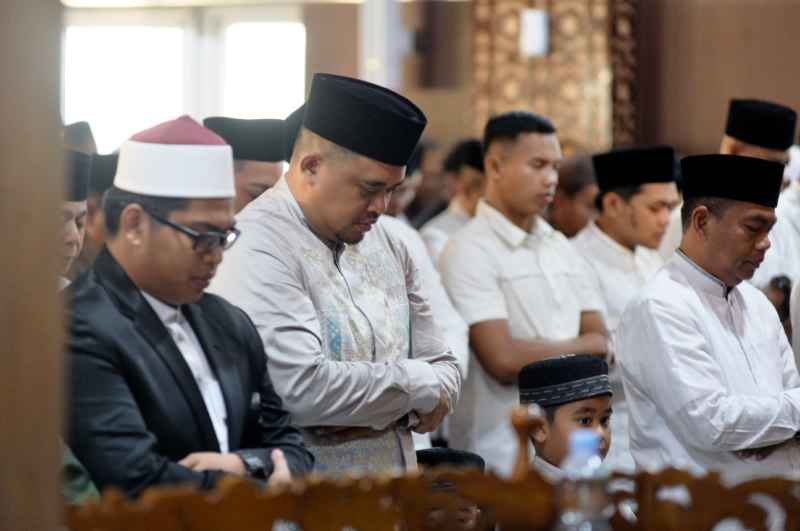 Gubernur Sumatera Utara (Sumut) Bobby Nasution bersama Bupati Serdangsedagai Dharma Wijaya melaksanakan Salat Idulfitri 1447 H di Masjid Agung Sei Rampah Jalan Lintas Medan-Tebingtinggi. Sabtu (21/3/2026).