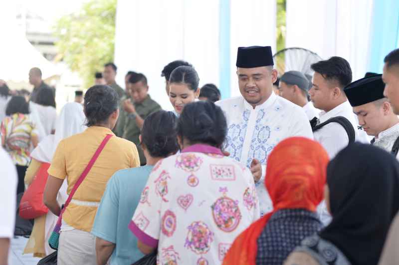 Gubernur Sumatera Utara (Sumut) Bobby Nasution didampingi Ketua TP PKK Provinsi Sumut Kahiyang Ayu menggelar open house serta membagikan bantuan sembako dan THR kepada masyarakat di Rumah Dinas Gubernur Jalan Jenderal Sudirman Kota Medan, Sabtu (21/3/2026).